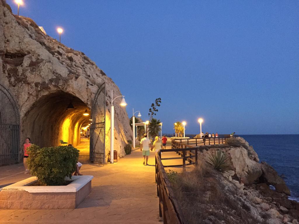 ZU VERMIETEN VOM 1.9.2025 - 30.6.2026 UND IM URLAUB 2023 SCHÖNE WOHNUNG IN LA CALA DEL MORAL IN DER 1. STRANDLINIE (MÁLAGA).