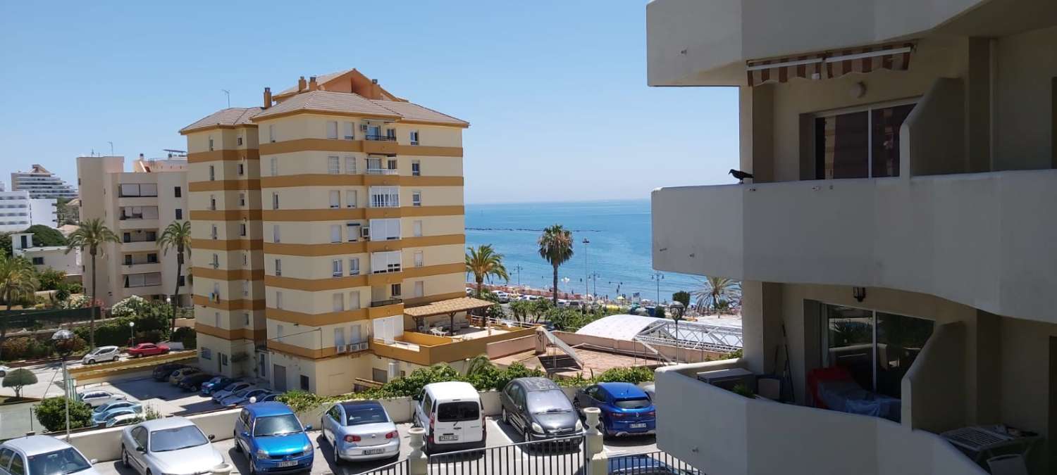 For rent from 1/10/23 to 31/5/2024 nice studio in Benalmadena Costa on the 1st line of the beach with side sea views