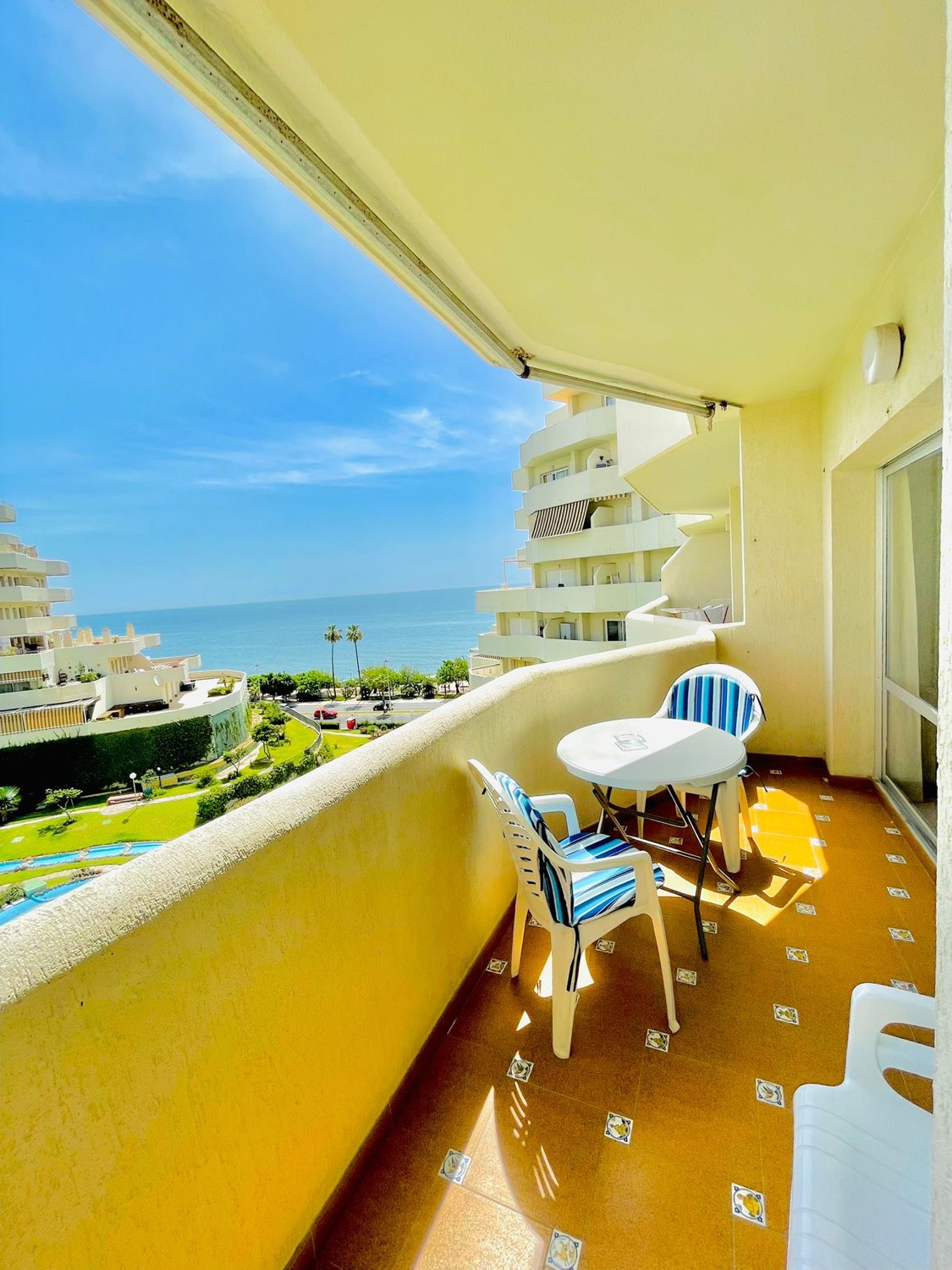 Magnificent apartment with sea views for rent MID SEASON from 1/11/2024 - 31/1/2025 on the 1st line of the beach in BENALMADENA