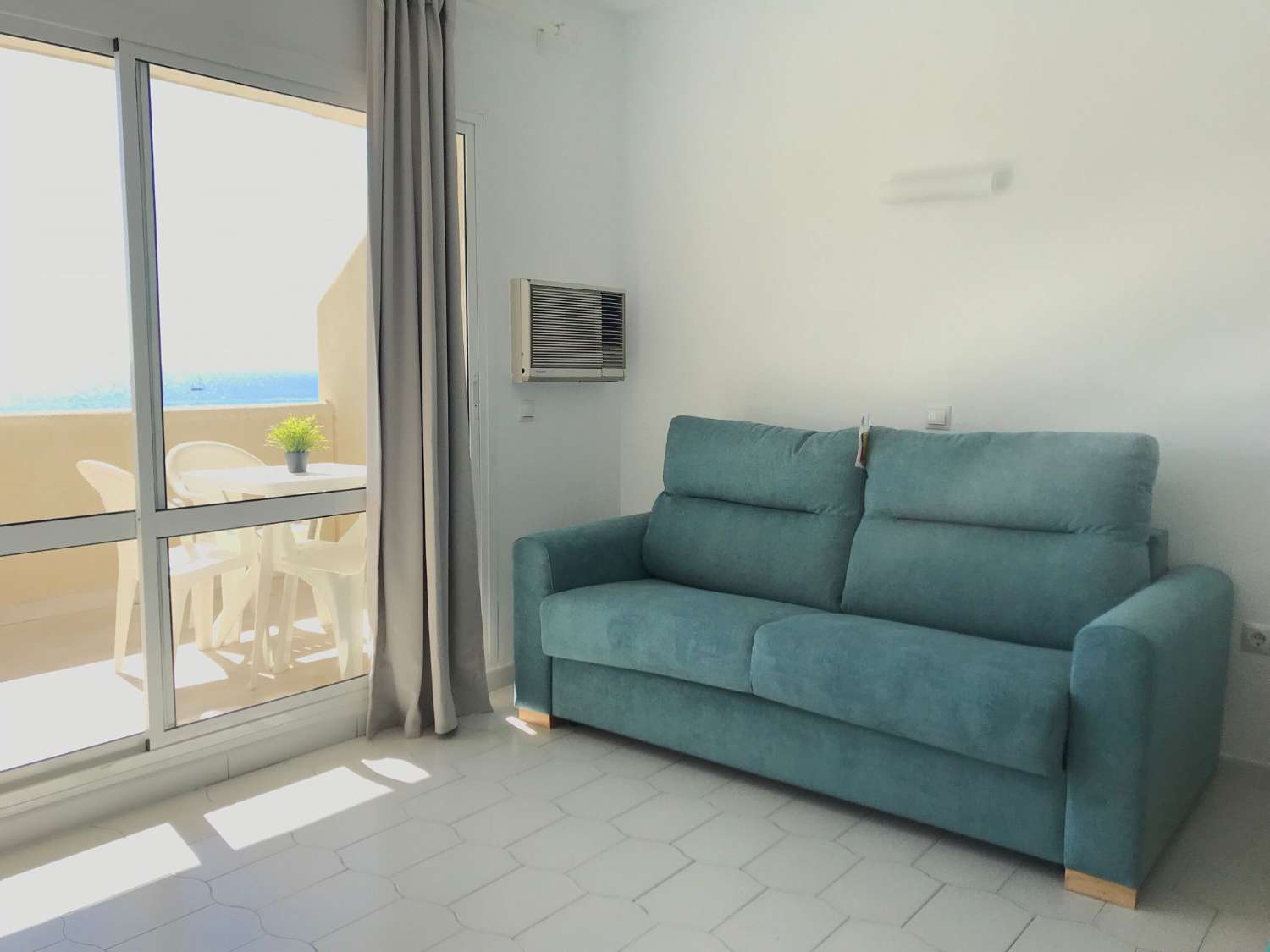 Magnificent apartment with sea views for rent MID SEASON from 1/11/2024 - 31/1/2025 on the 1st line of the beach in BENALMADENA