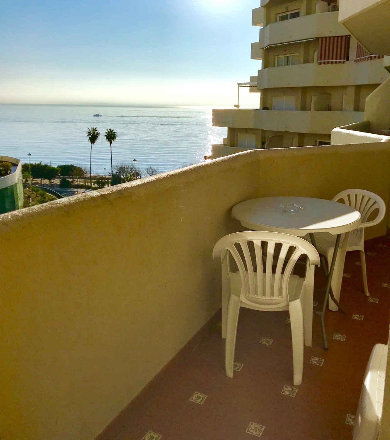 Magnificent apartment with sea views for rent MID SEASON from 1/11/2024 - 31/1/2025 on the 1st line of the beach in BENALMADENA