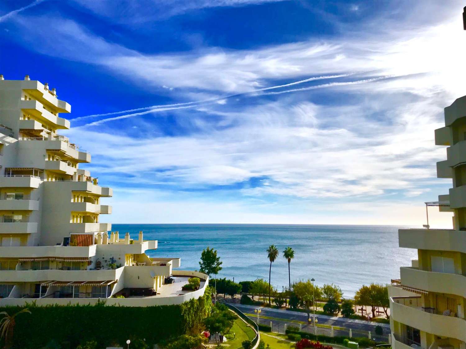 Magnificent apartment with sea views for rent MID SEASON from 1/11/2024 - 31/1/2025 on the 1st line of the beach in BENALMADENA