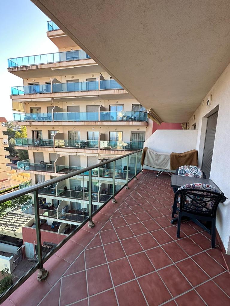 MEDIA TEMPORADA . SE ALQUILA DESDE 15.09.25-31.5.26 PRECIOSO APARTAMENTO CON VISTAS AL MAR EN BENALMADENA COSTA.-