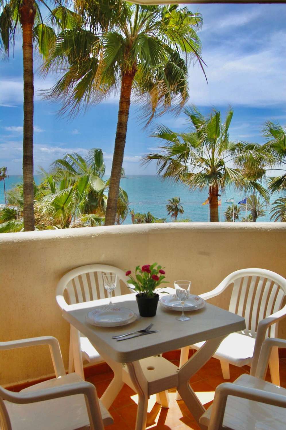 Zu vermieten vom 01.04.2024 - 16.06.2024 schöne Wohnung mit Meerblick in 1. Strandlinie in Benalmadena .