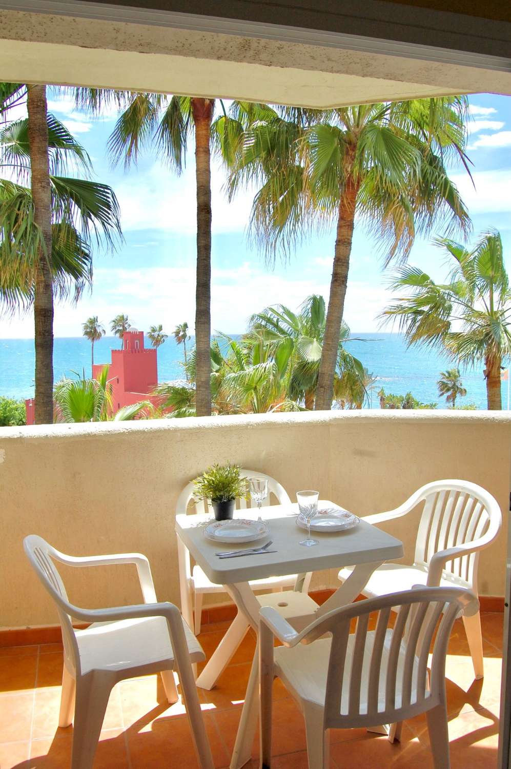 Zu vermieten vom 01.04.2024 - 16.06.2024 schöne Wohnung mit Meerblick in 1. Strandlinie in Benalmadena .