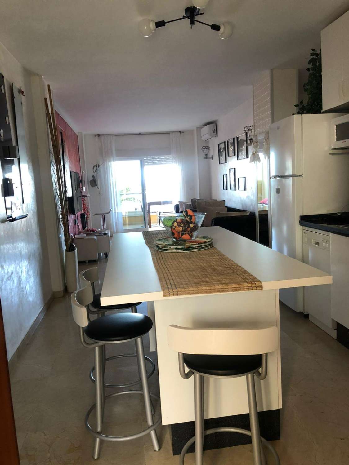 For rent from now until 30/6/2023 and from 1/09/2023 to 31/6/2024 magnificent apartment on the 1st line of the beach in Los Boliches, Fuengirola