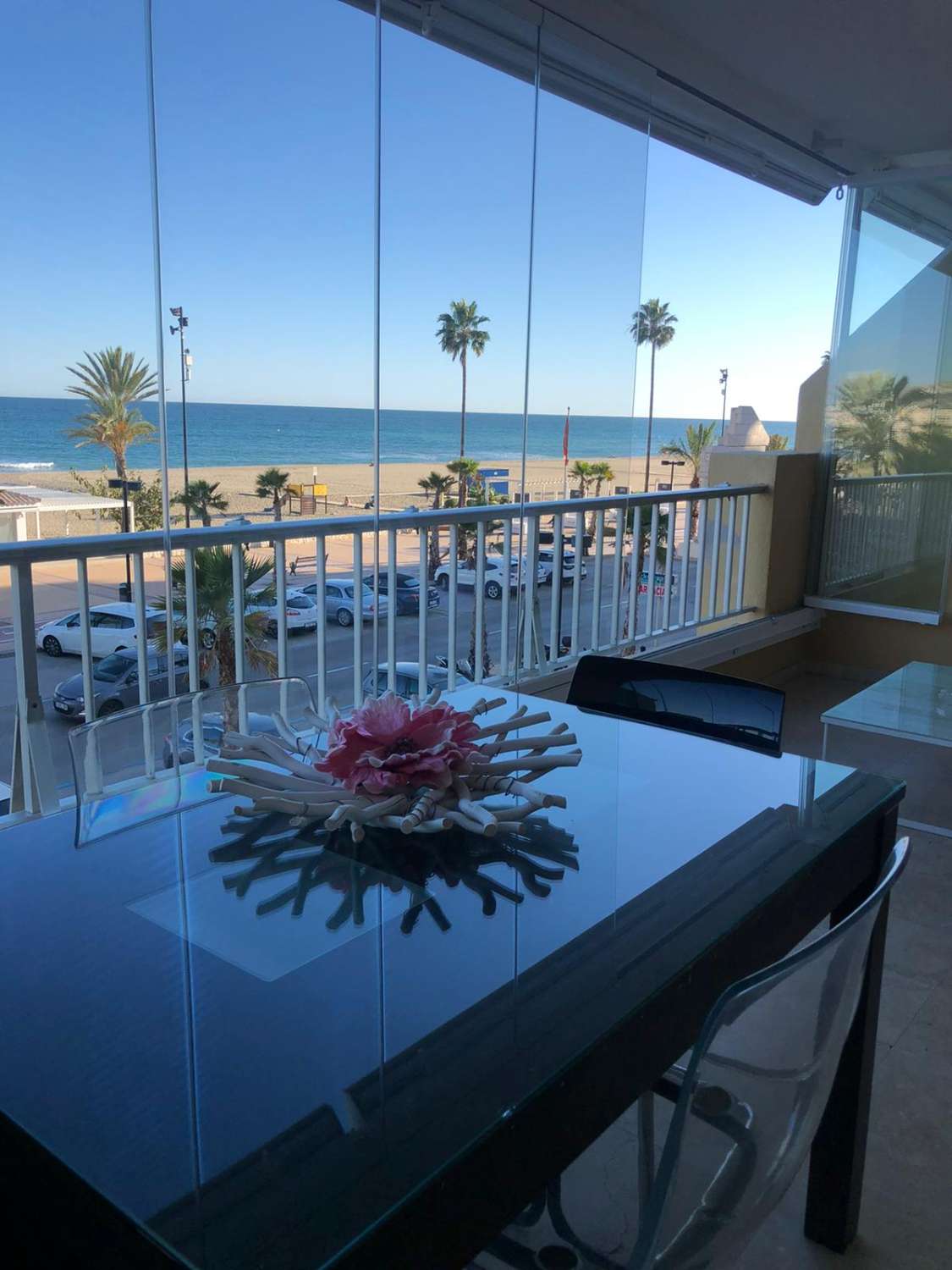 For rent from now until 30/6/2023 and from 1/09/2023 to 31/6/2024 magnificent apartment on the 1st line of the beach in Los Boliches, Fuengirola