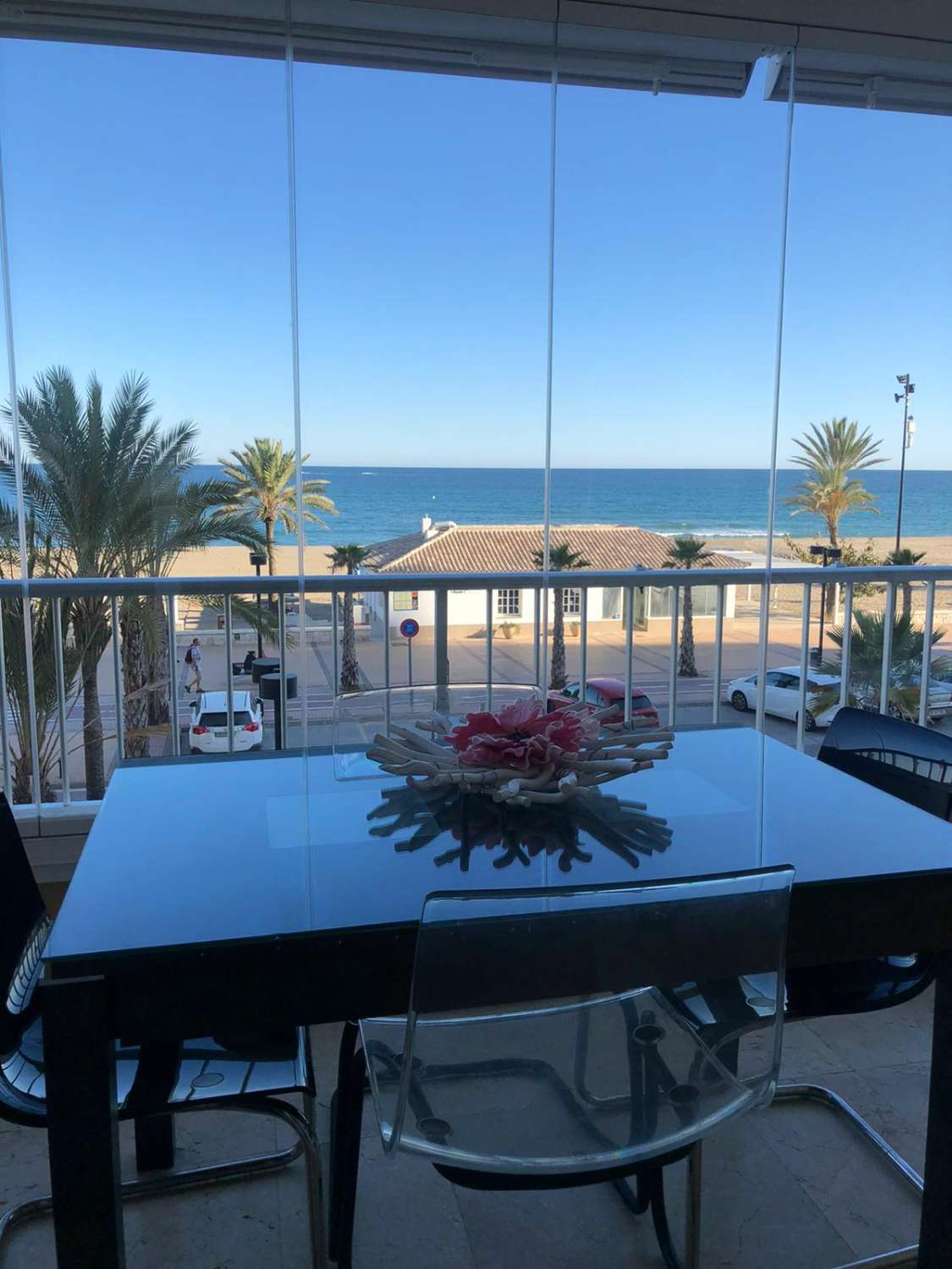 For rent from now until 30/6/2023 and from 1/09/2023 to 31/6/2024 magnificent apartment on the 1st line of the beach in Los Boliches, Fuengirola