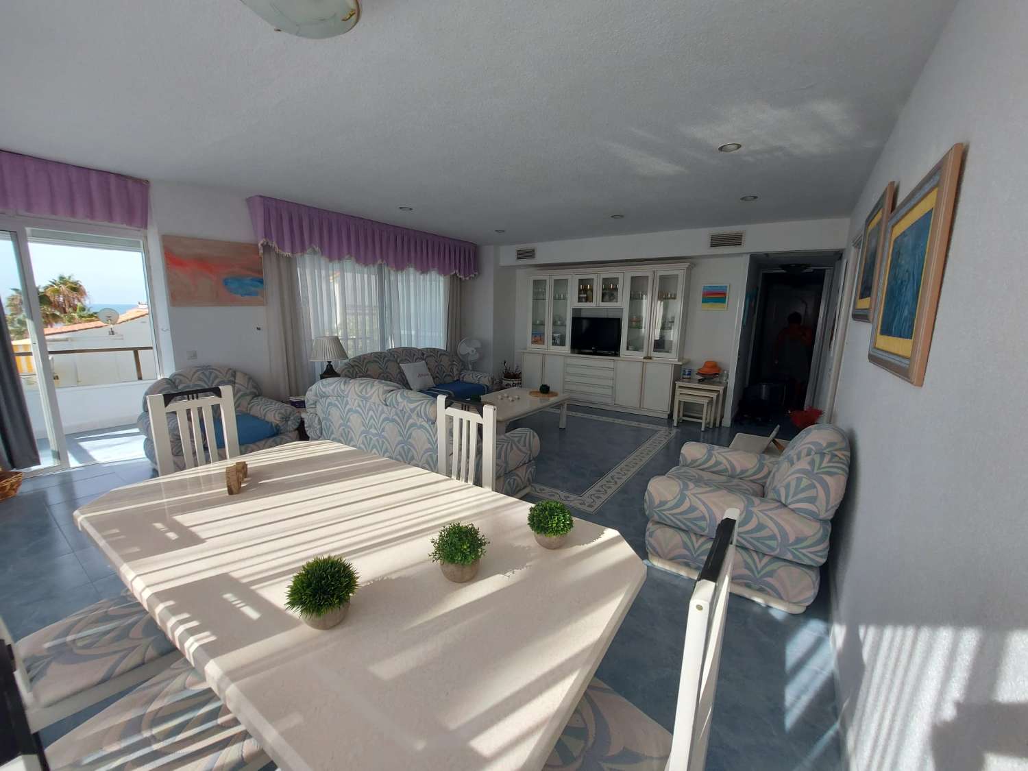 Midden in het seizoen . Te huur vanaf 1.9.25-30.6.2026 prachtig appartement met zeezicht op de 1e lijn in Benalmádena