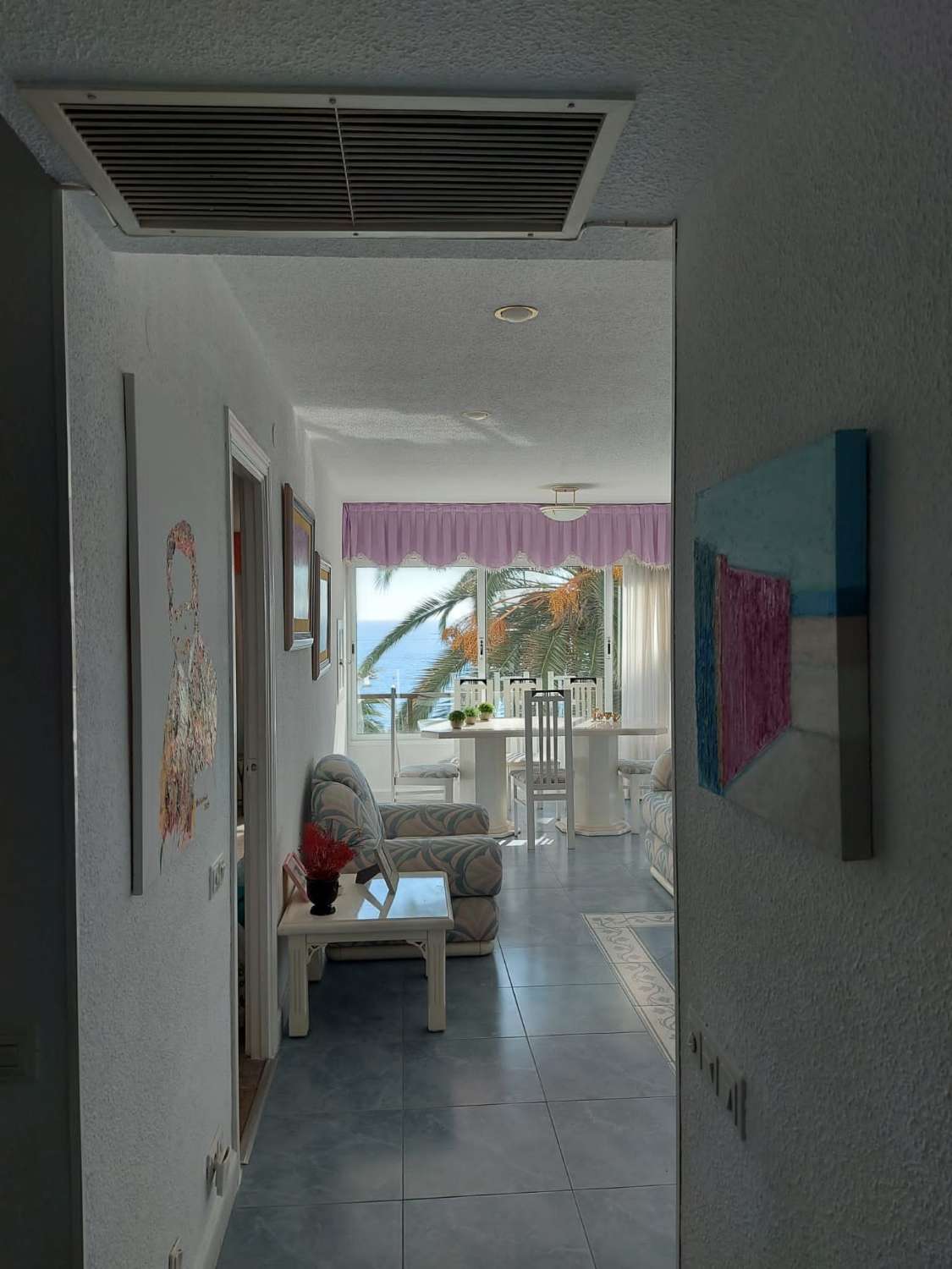 Midden in het seizoen . Te huur vanaf 1.9.25-30.6.2026 prachtig appartement met zeezicht op de 1e lijn in Benalmádena