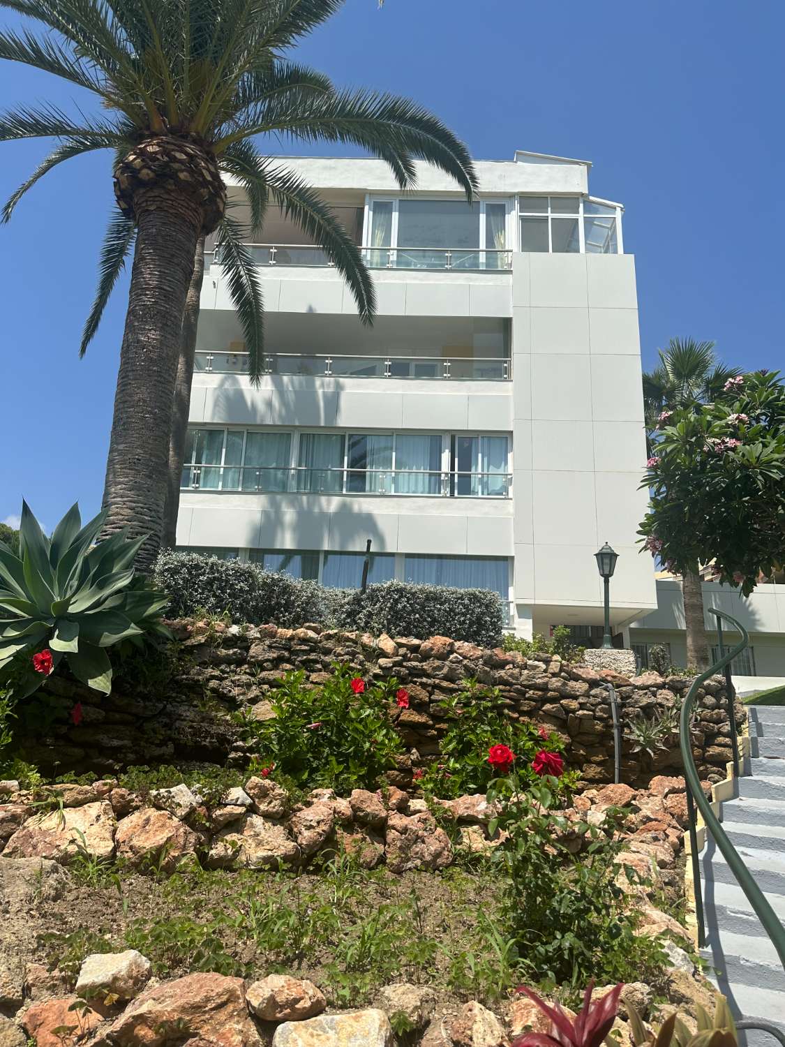 Midden in het seizoen . Te huur vanaf 1.9.25-30.6.2026 prachtig appartement met zeezicht op de 1e lijn in Benalmádena