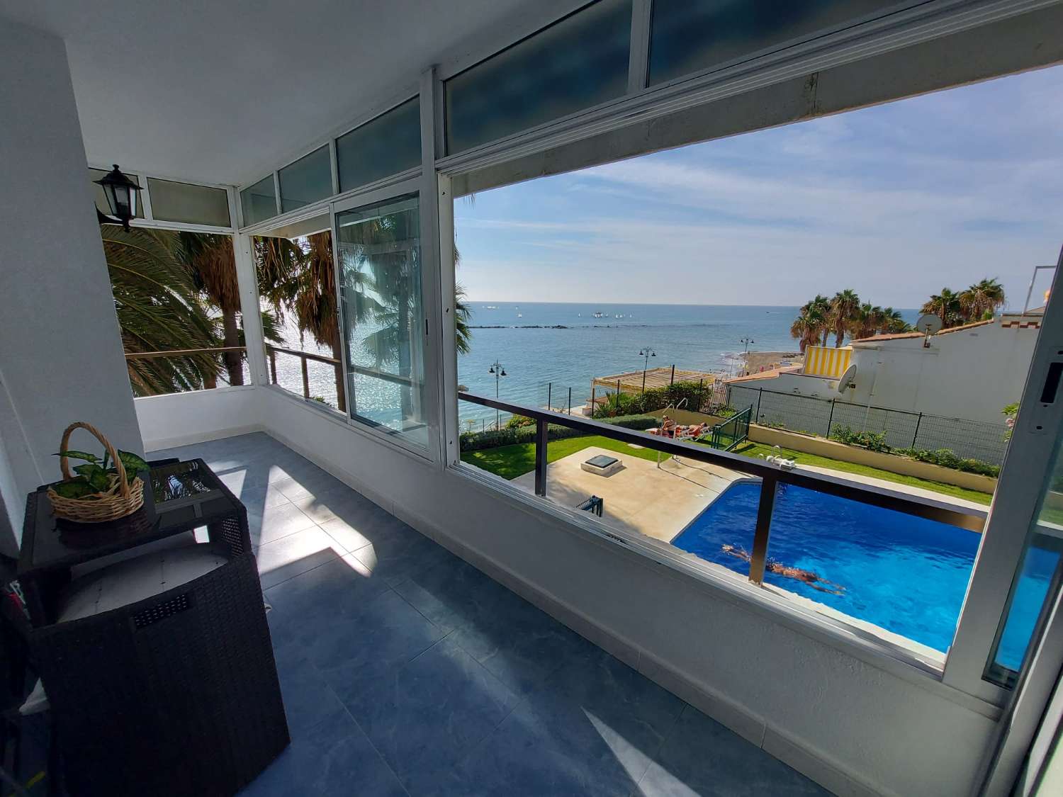 Mi-saison . A louer du 1.9.25-30.6.2026 magnifique appartement avec vue sur la mer sur la 1ère ligne à Benalmadena