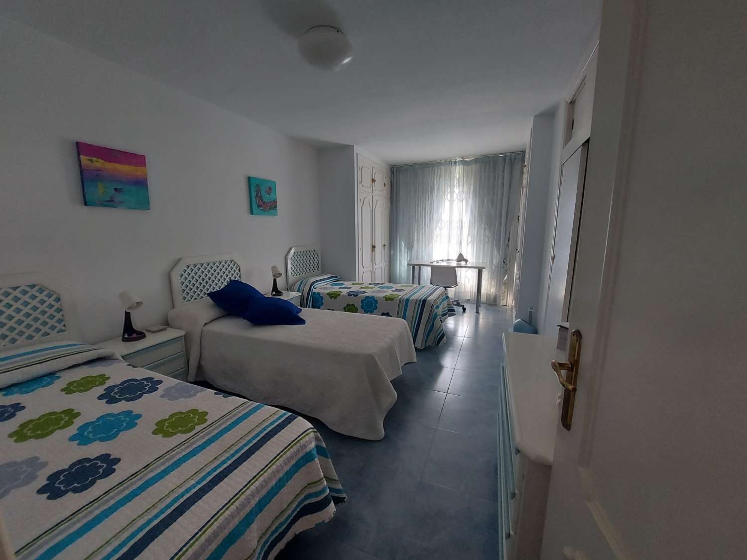 Midden in het seizoen . Te huur vanaf 1.9.25-30.6.2026 prachtig appartement met zeezicht op de 1e lijn in Benalmádena