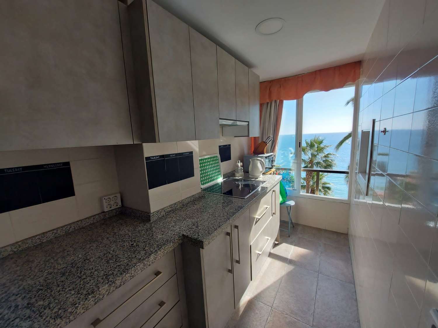 Midden in het seizoen . Te huur vanaf 1.9.25-30.6.2026 prachtig appartement met zeezicht op de 1e lijn in Benalmádena