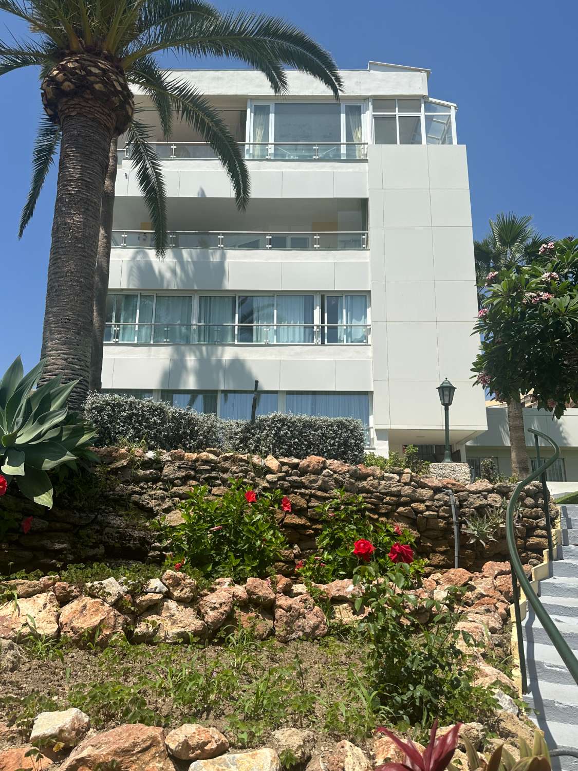 Midden in het seizoen . Te huur vanaf 1.9.25-30.6.2026 prachtig appartement met zeezicht op de 1e lijn in Benalmádena