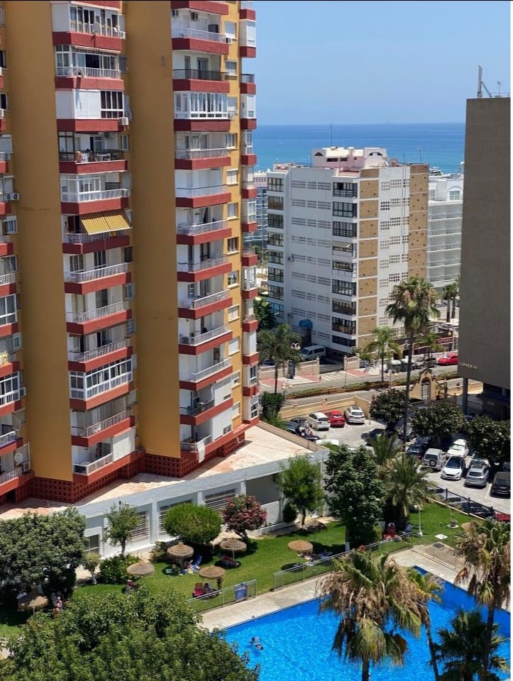 MELLEMSÆSON Til leje fra 01-09-2025 -31-05-2026 Smukt studie med havudsigt ved siden af Puerto Marina (Benalmadena)