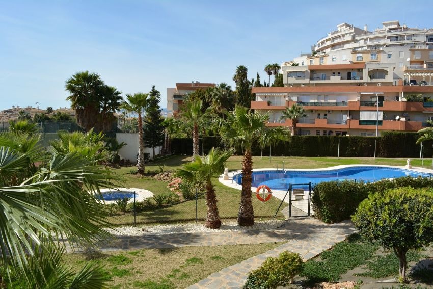 Se alquila MEDIA TEMPORADA del 01/9/2025 - 30/6/2026 bonito apartamento en 2ª linea de playa en Benalmádena