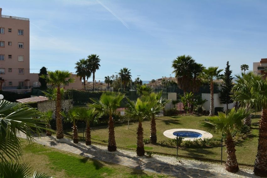 Se alquila MEDIA TEMPORADA del 01/9/2025 - 30/6/2026 bonito apartamento en 2ª linea de playa en Benalmádena