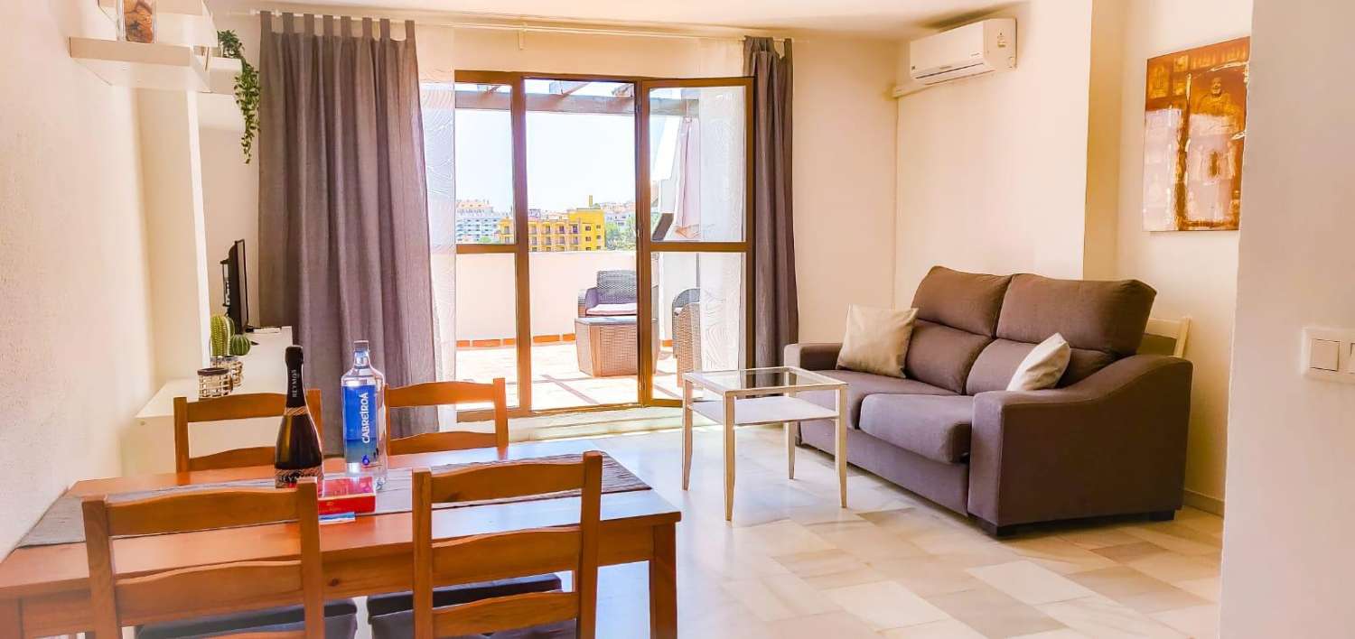 Se alquila MEDIA TEMPORADA  1.10.24 - 30.4.25 bonito apartamento con vistas al mar en Benalmádena