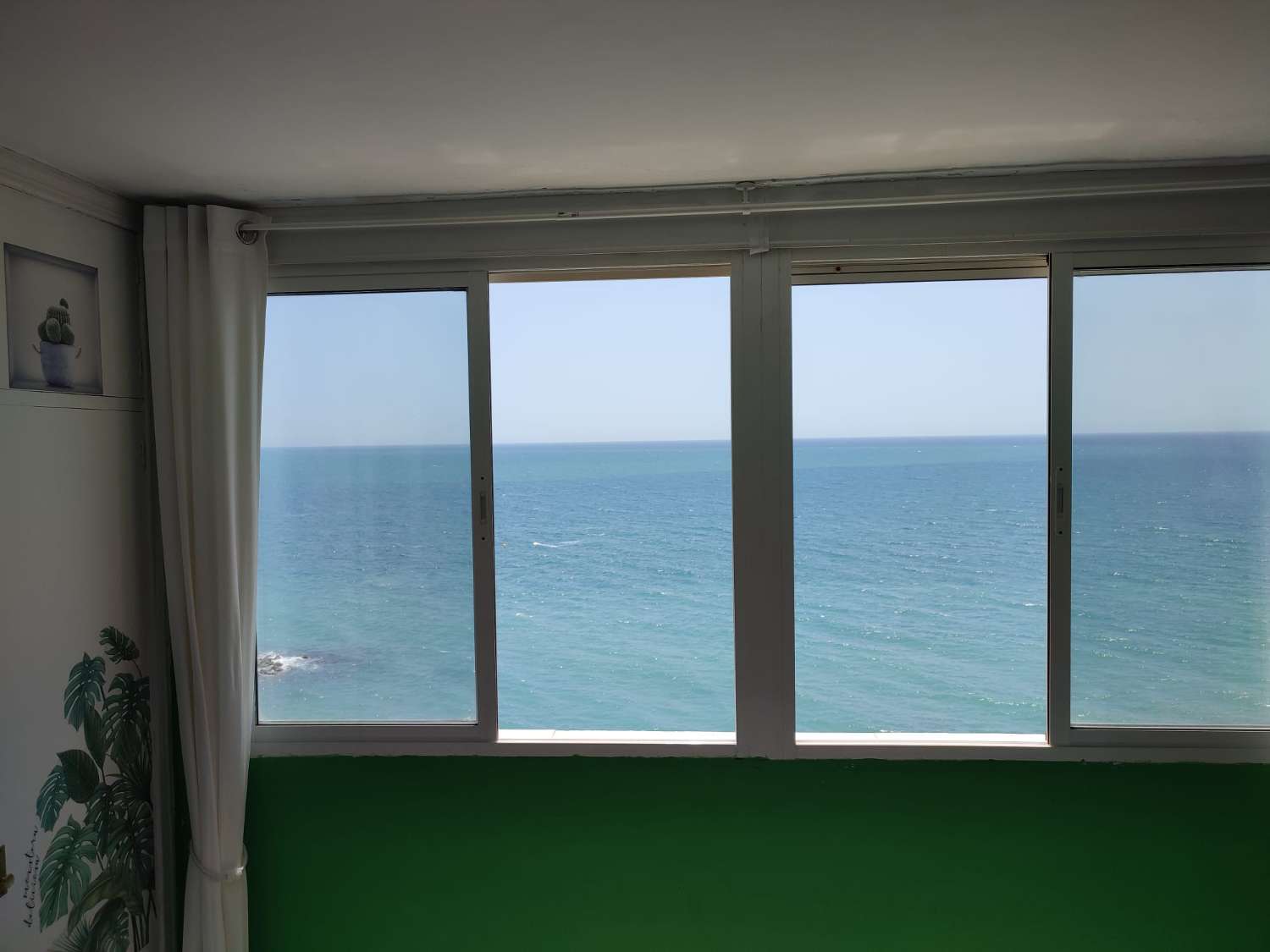 Te huur vanaf 01/10/2025 - 31/05/2026 1e lijns strand appartement in Benalmadena.