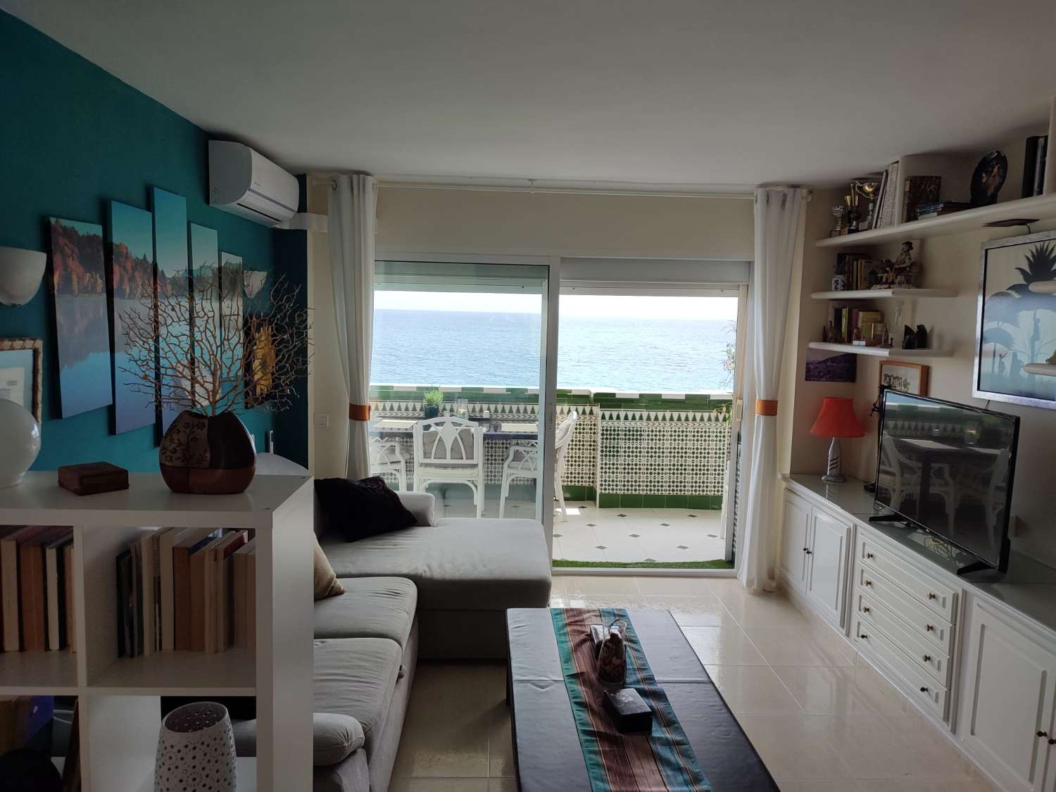 Te huur vanaf 01/10/2025 - 31/05/2026 1e lijns strand appartement in Benalmadena.