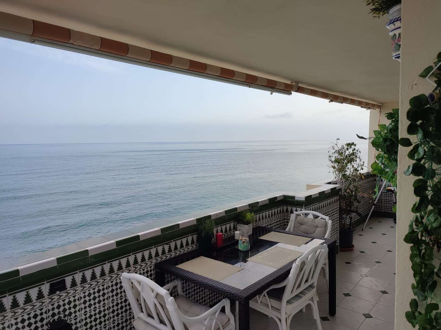 Te huur vanaf 01/10/2025 - 31/05/2026 1e lijns strand appartement in Benalmadena.