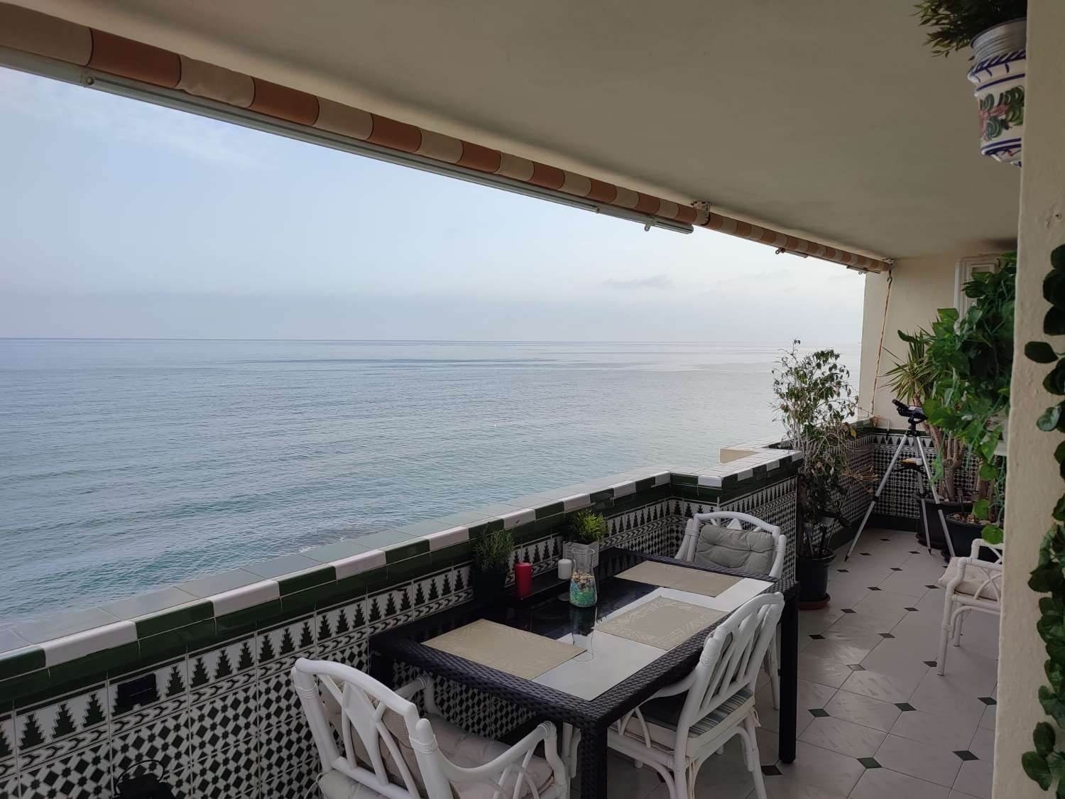 Te huur vanaf 01/10/2025 - 31/05/2026 1e lijns strand appartement in Benalmadena.