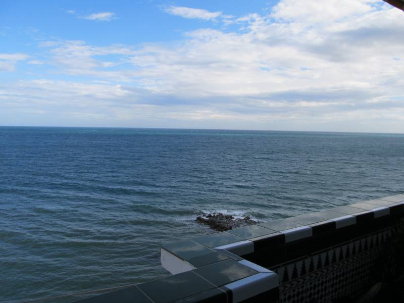 Te huur vanaf 01/10/2025 - 31/05/2026 1e lijns strand appartement in Benalmadena.