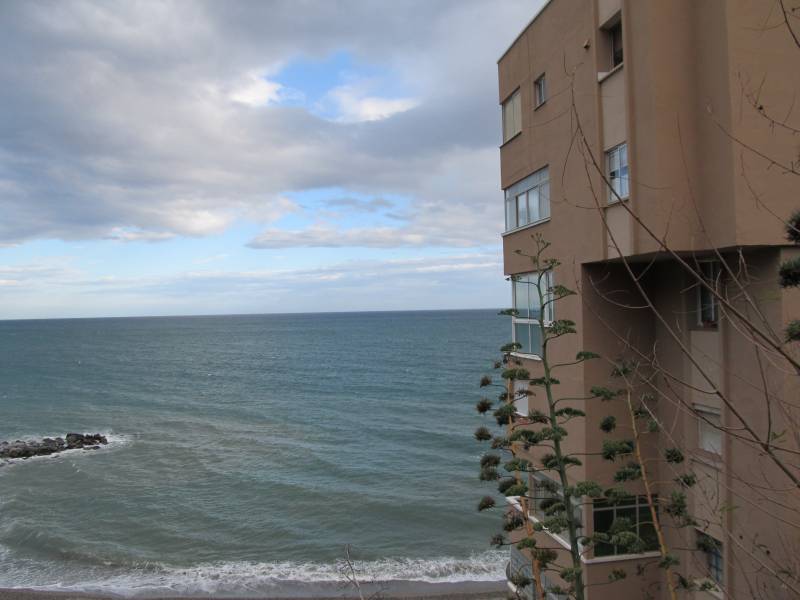 Te huur vanaf 01/10/2025 - 31/05/2026 1e lijns strand appartement in Benalmadena.