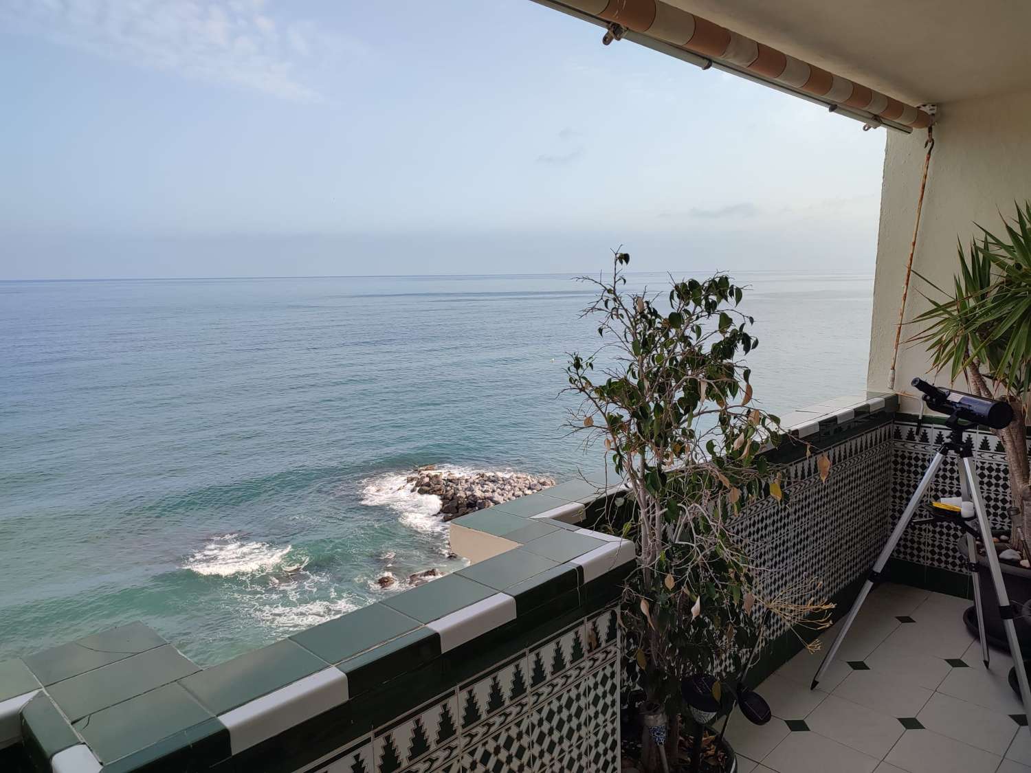 Te huur vanaf 01/10/2025 - 31/05/2026 1e lijns strand appartement in Benalmadena.