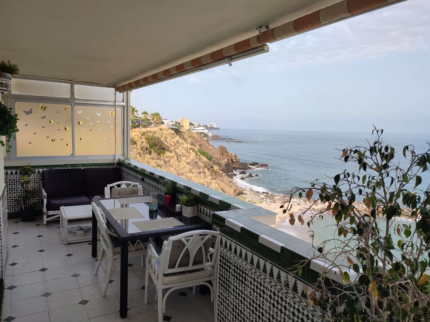 Te huur vanaf 01/10/2025 - 31/05/2026 1e lijns strand appartement in Benalmadena.