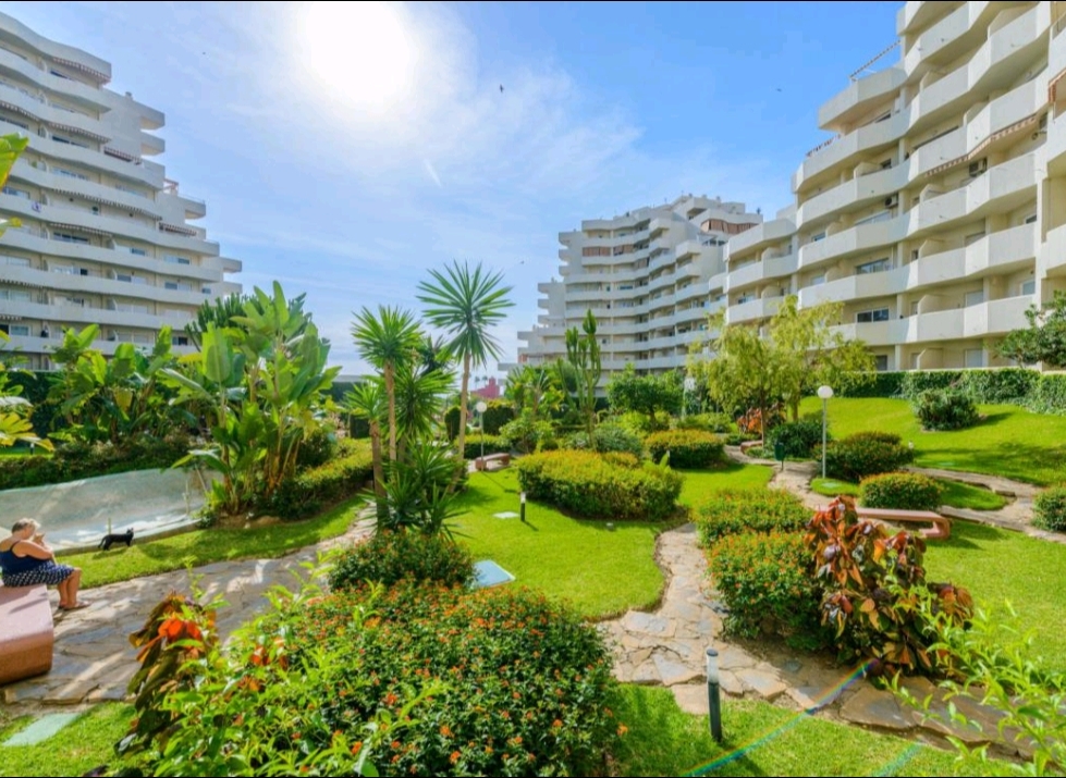 Location MOYENNE SAISON 01/09/2024 - 30/06/2025 Magnifique appartement en 1ère ligne de plage avec vue sur la mer à Benalmadena.