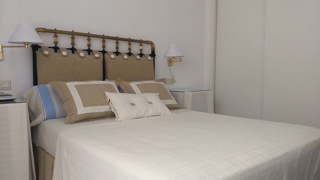 Se alquila MEDIA TEMPORADA desde 1/9/2025 -31/5/2026 precioso apartamento  en 1ª línea de playa con vistas al mar en La Carihuela (Torremolinos).