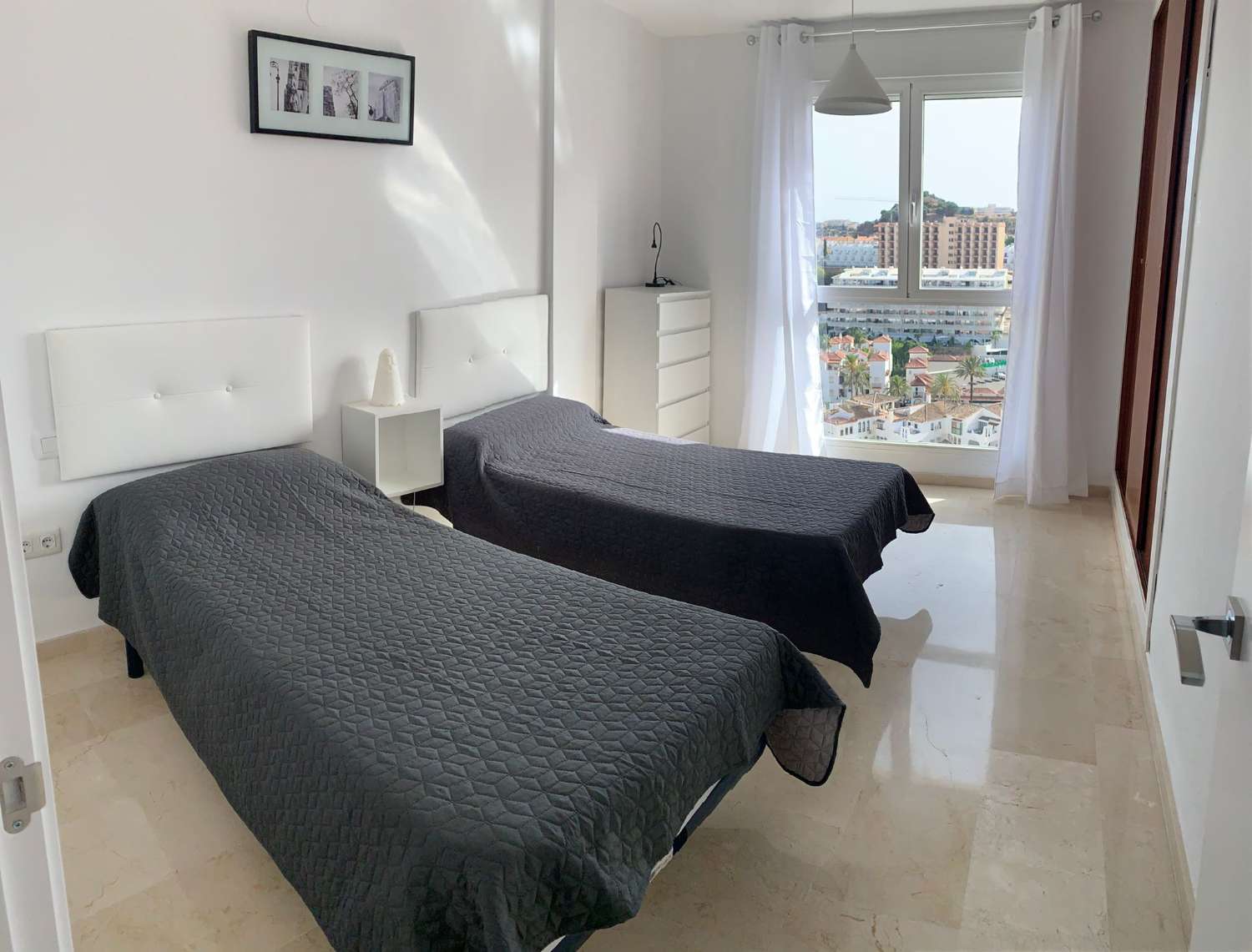 HET IS GEEN LANG SEIZOEN. Te huur van 1.9.2025-30.6.2026 Prachtig appartement met uitzicht op zee in Benalmádena