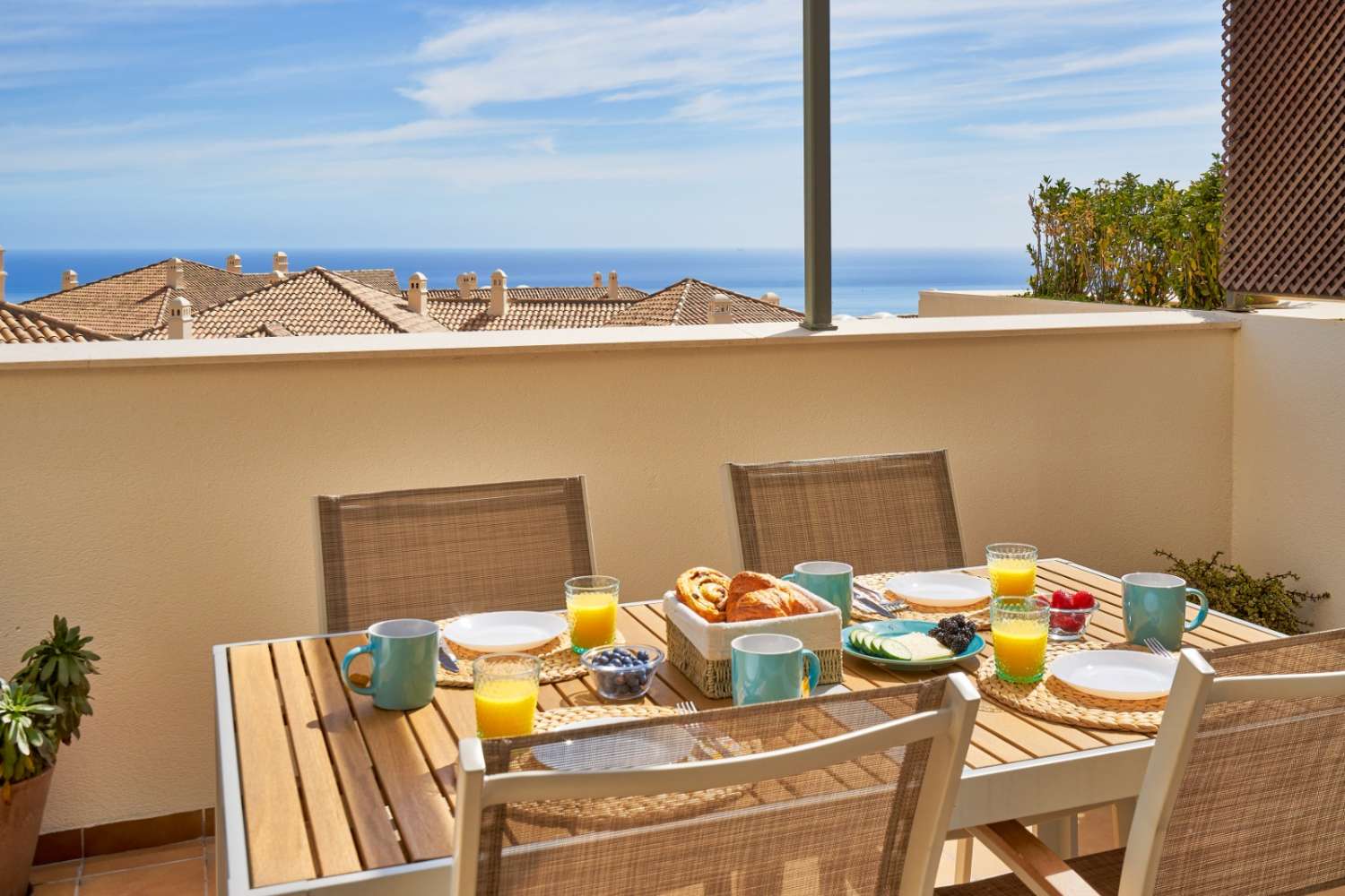 ZU VERMIETEN VOM 1/10/2024 BIS 30/6/25 SCHÖNES PENTHOUSE IN BENALMÁDENA.-