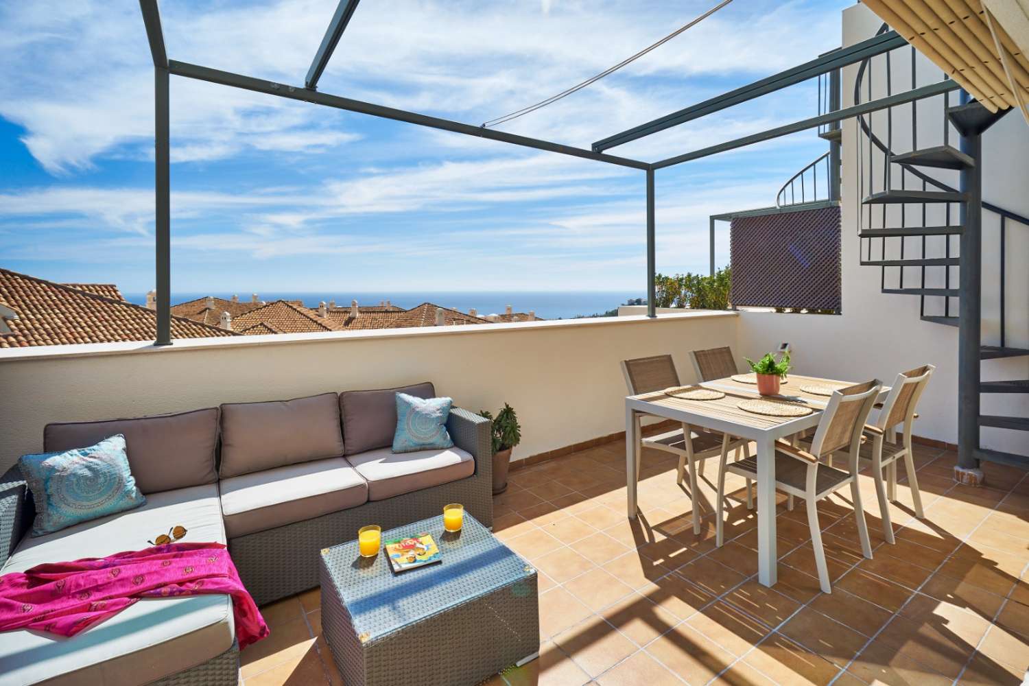 TIL LEJE FRA 1/10/2024 TIL 30/6/25 SMUK PENTHOUSE I BENALMÁDENA.-