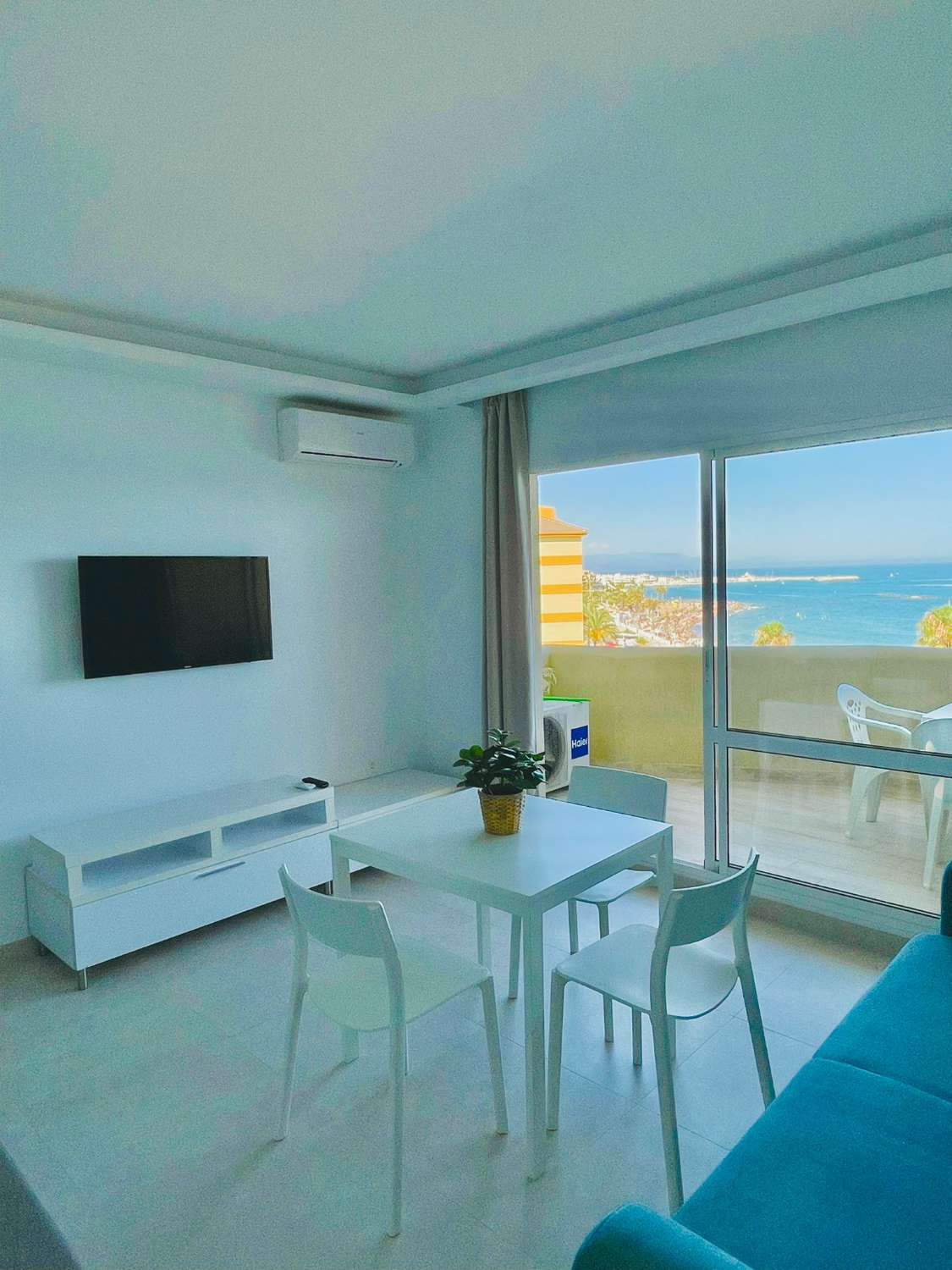 Se alquila del 1/11/2024 - 31/12/2024 precioso apartamento frontal al mar en 2ª linea de playa en Benalmadena