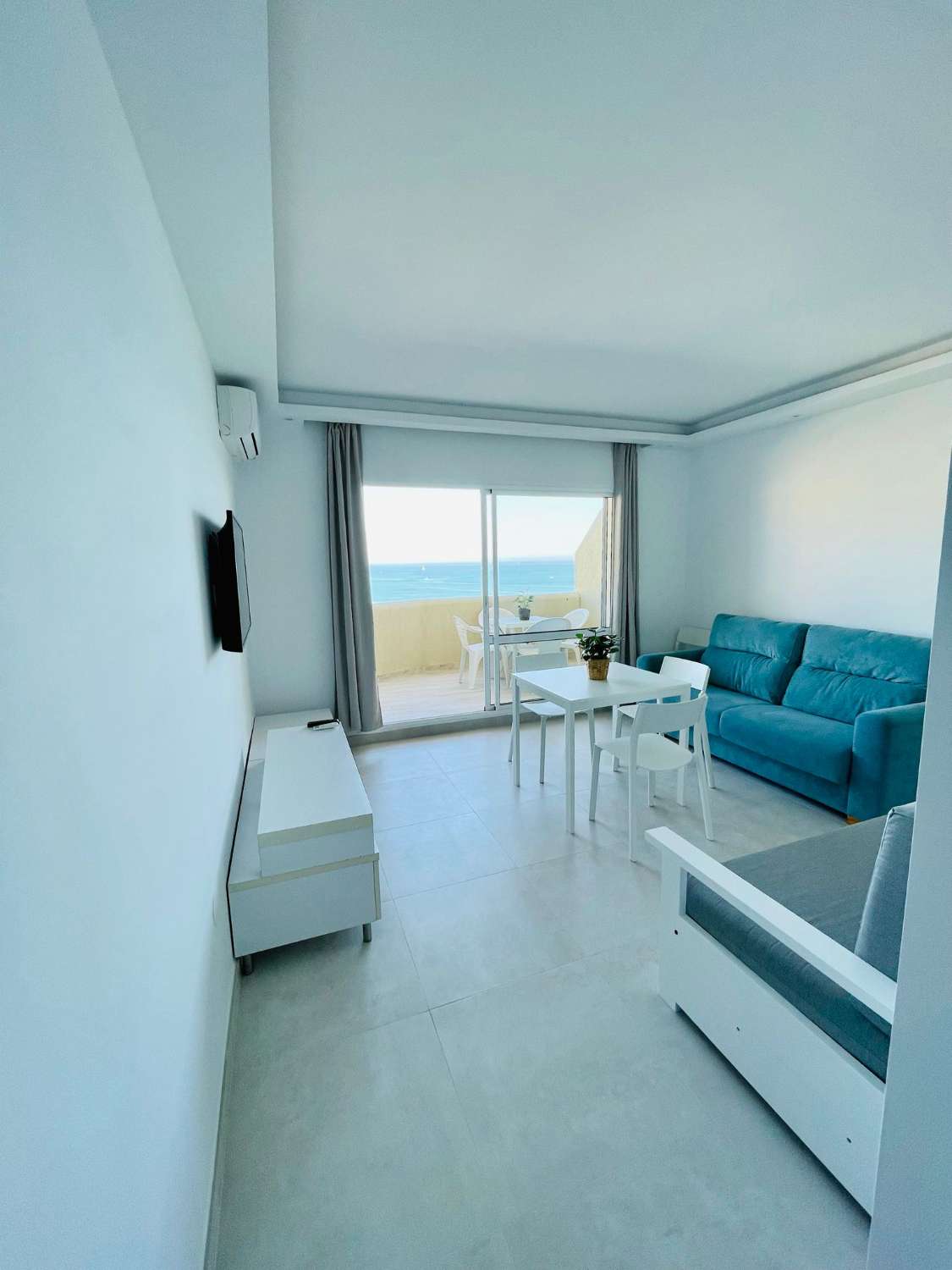 Se alquila del 1/11/2024 - 31/12/2024 precioso apartamento frontal al mar en 2ª linea de playa en Benalmadena