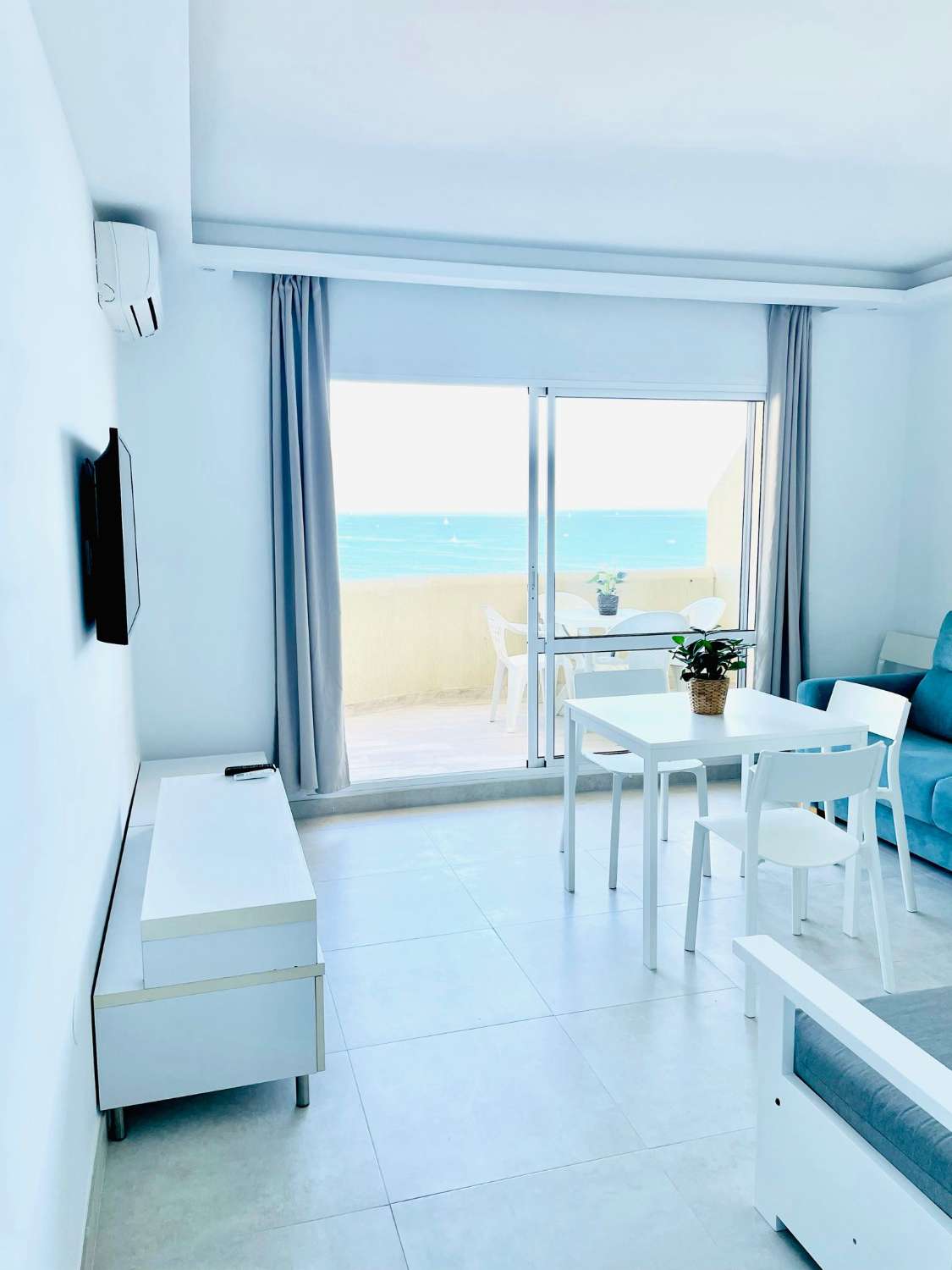 Se alquila del 1/11/2024 - 31/12/2024 precioso apartamento frontal al mar en 2ª linea de playa en Benalmadena