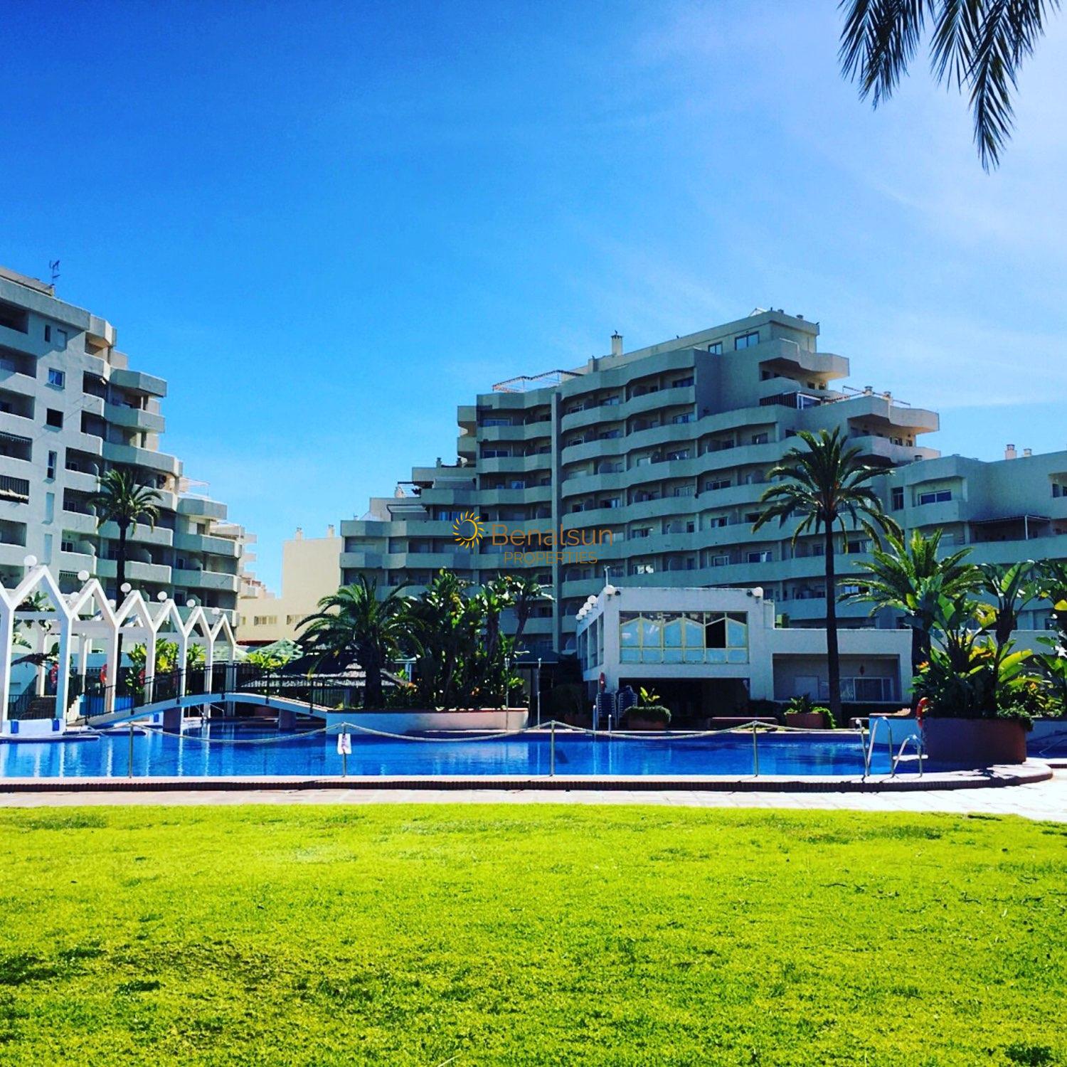 Se alquila del 1/11/2024 - 31/12/2024 precioso apartamento frontal al mar en 2ª linea de playa en Benalmadena