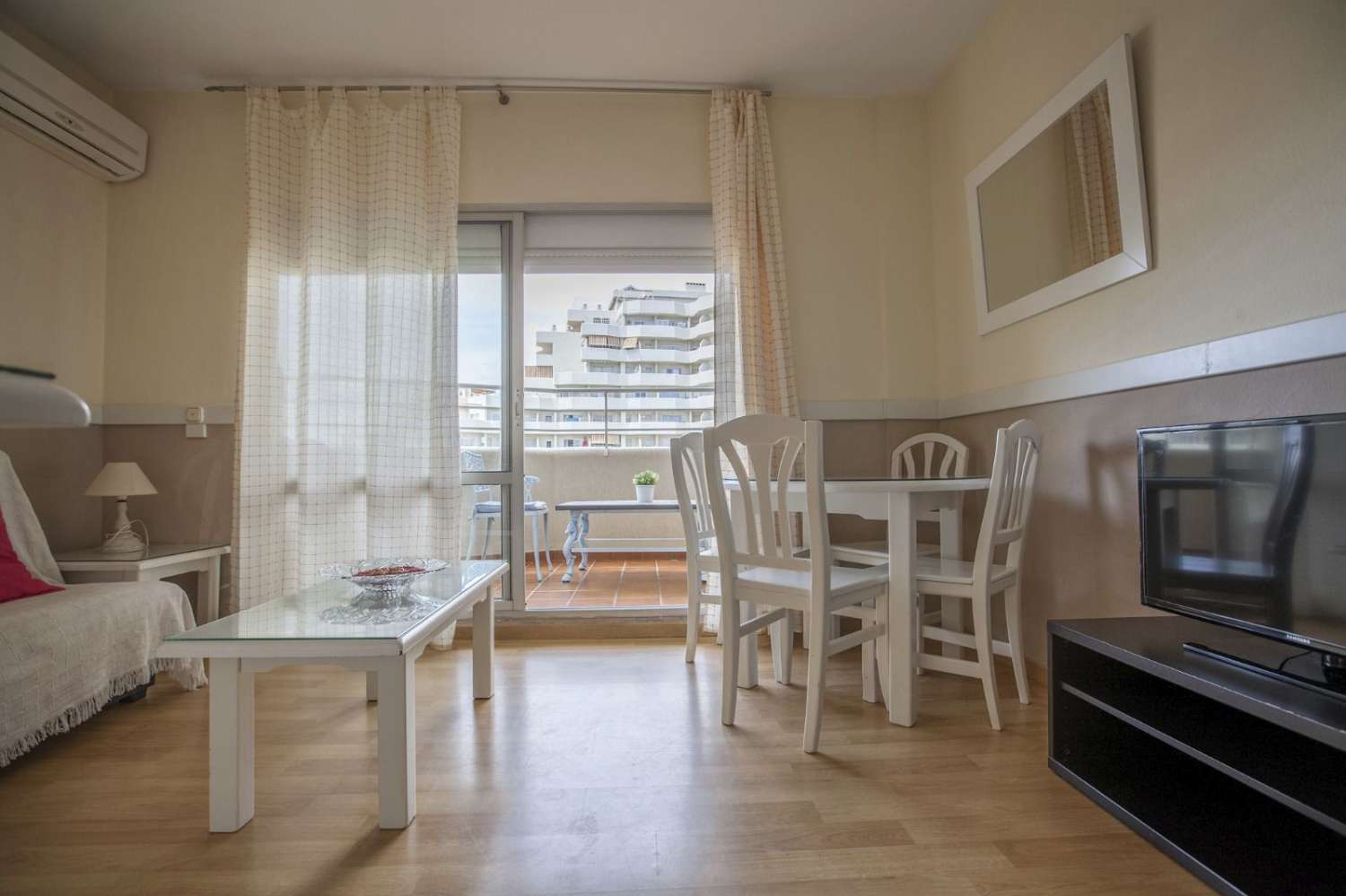 Se alquila desde ya hasta 31/10/2023 bonito apartamento en 1ª linea de playa en Benalmadena