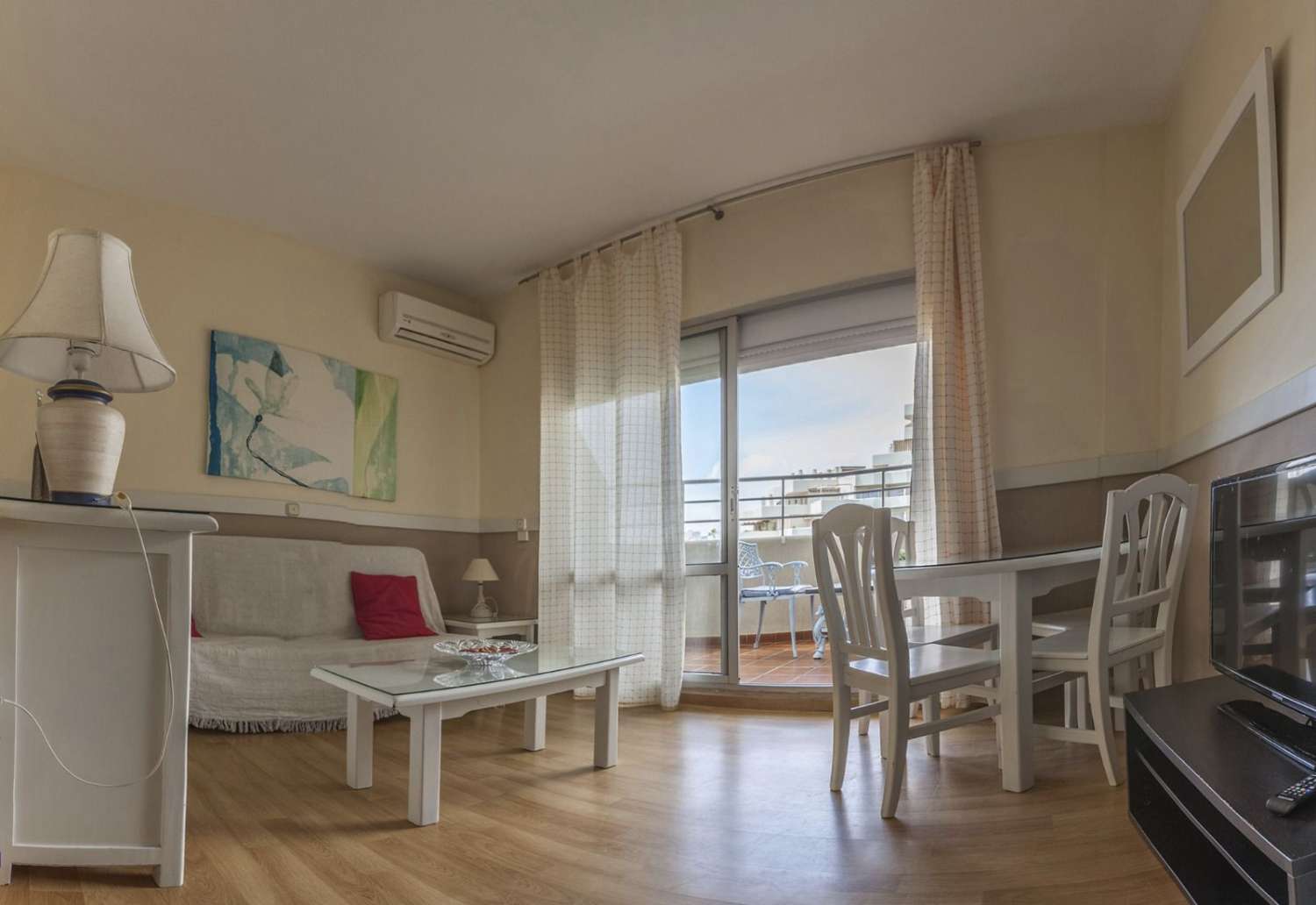 Se alquila desde ya hasta 31/10/2023 bonito apartamento en 1ª linea de playa en Benalmadena