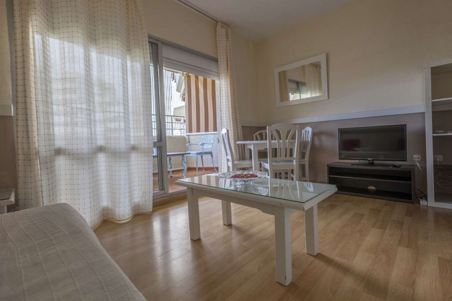 Se alquila desde ya hasta 31/10/2023 bonito apartamento en 1ª linea de playa en Benalmadena