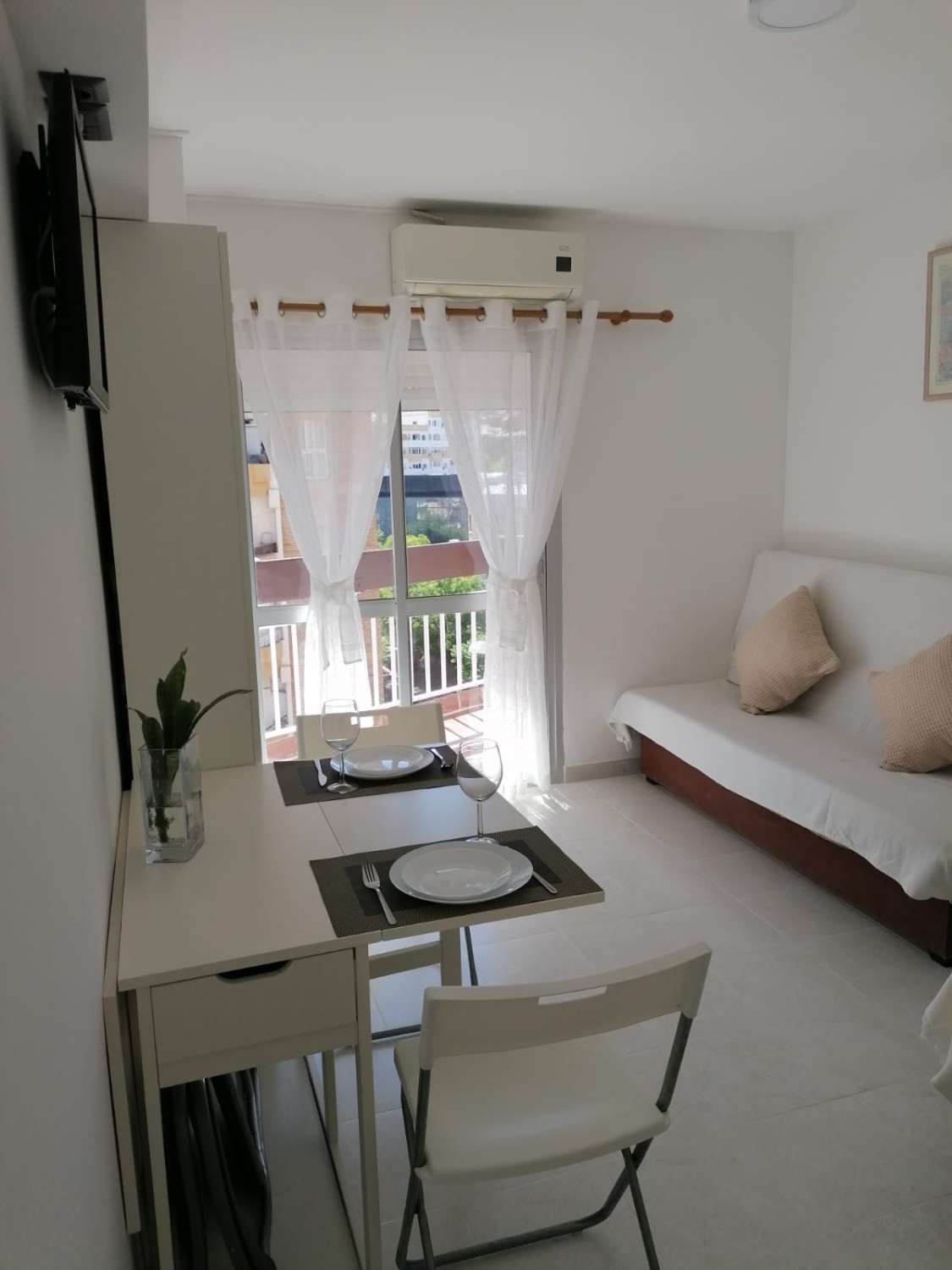 For rent HALF SEASON from 06/04/2025 - 15/06/2025 Beautiful studio with side sea and mountain views in Benalmadena