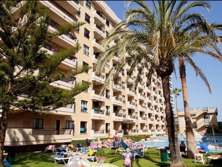 For rent HALF SEASON from 01/09/2025 - 30/04/2026 Beautiful apartment with sea views on the 1st line of the beach in Fuengirola