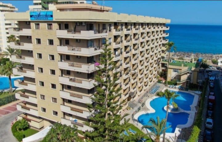 For rent HALF SEASON from 01/09/2025 - 30/04/2026 Beautiful apartment with sea views on the 1st line of the beach in Fuengirola