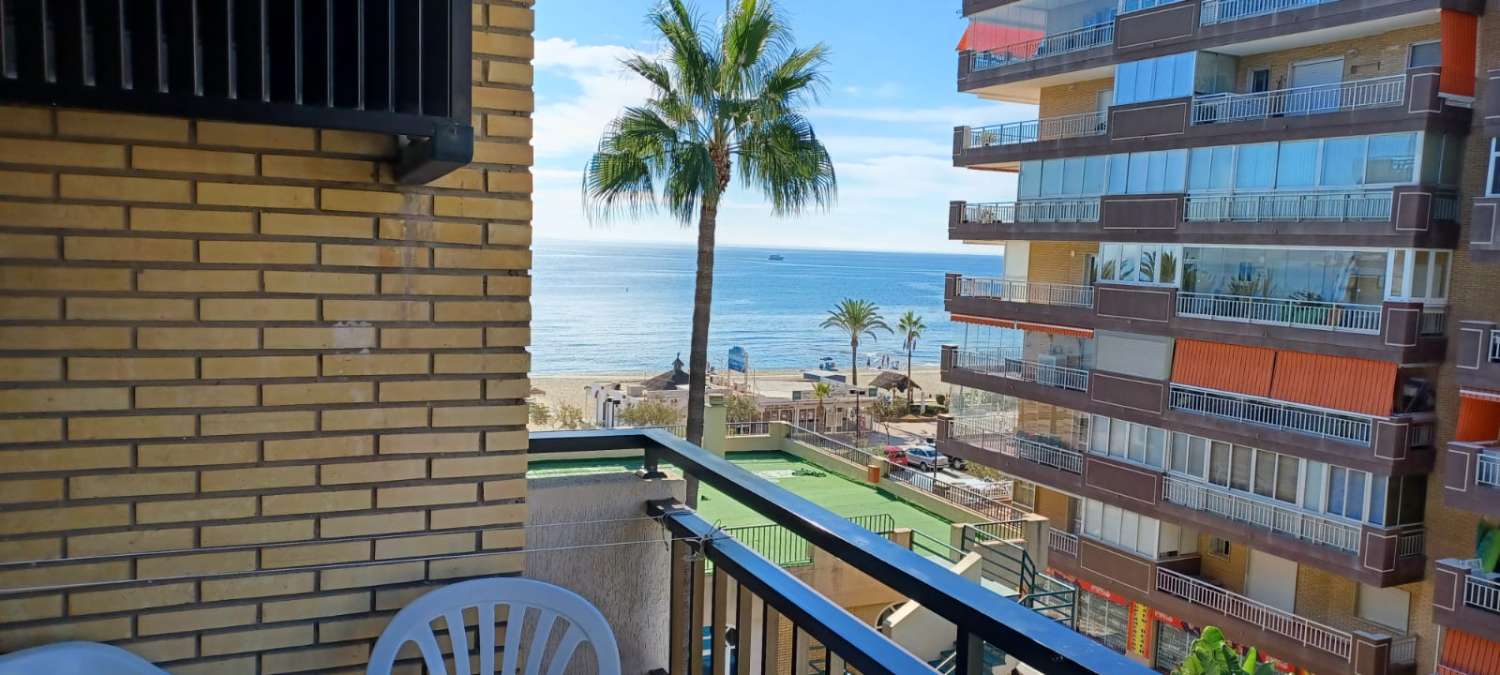 For rent HALF SEASON from 01/09/2025 - 30/04/2026 Beautiful apartment with sea views on the 1st line of the beach in Fuengirola