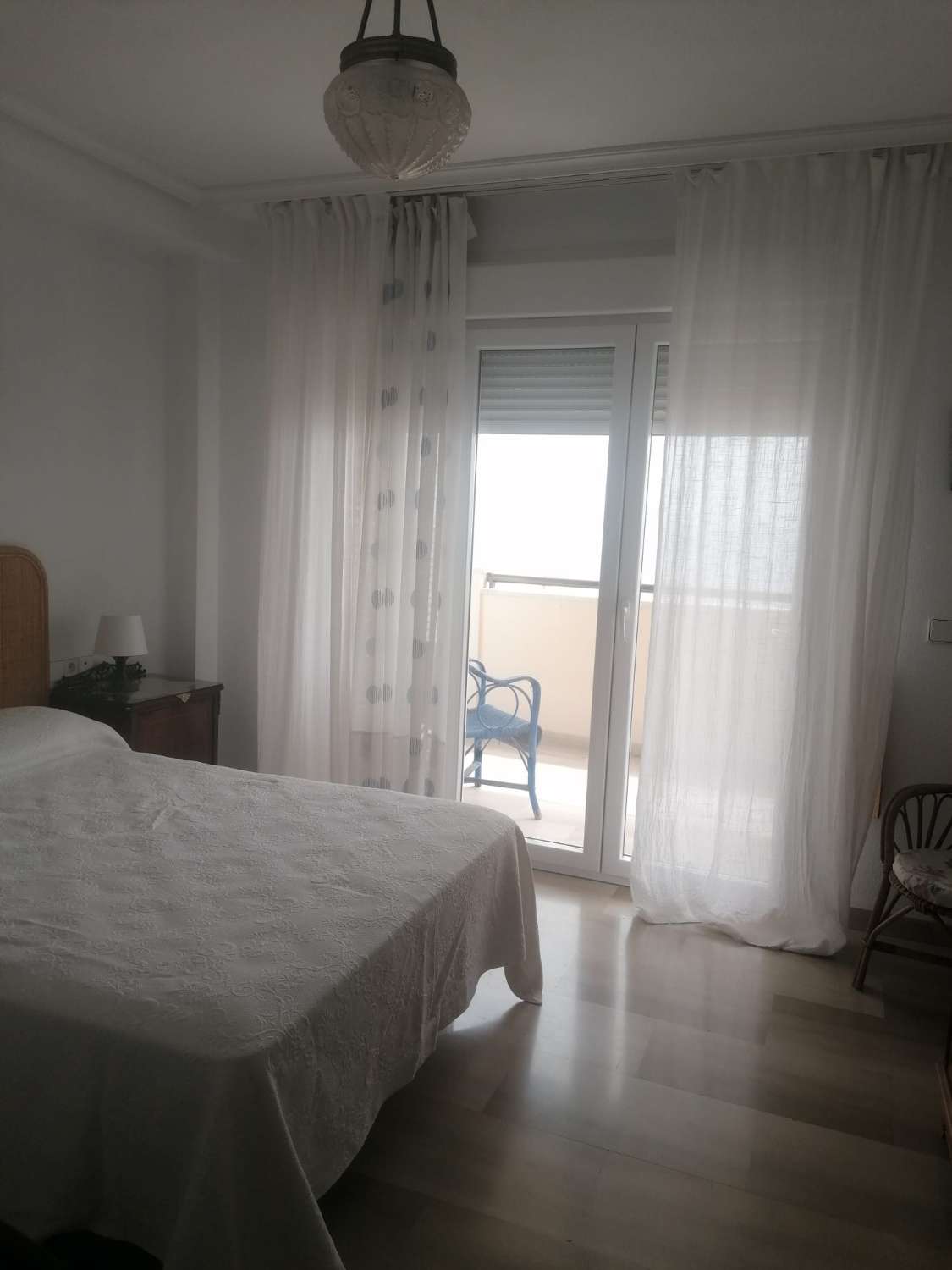 Te huur HALF SEIZOEN van 8/9/2025 - 20/12/2025 en van 8/1/26-30/6/26 mooi appartement op de 1e lijn van het strand in Los Boliches (Fuengirola)