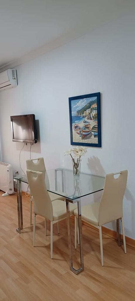 Se alquila Media Temporada desde el 01/10/2025-30/04/2026  bonito apartamento a 10 metros del Paseo Marítimo de Fuengirola.