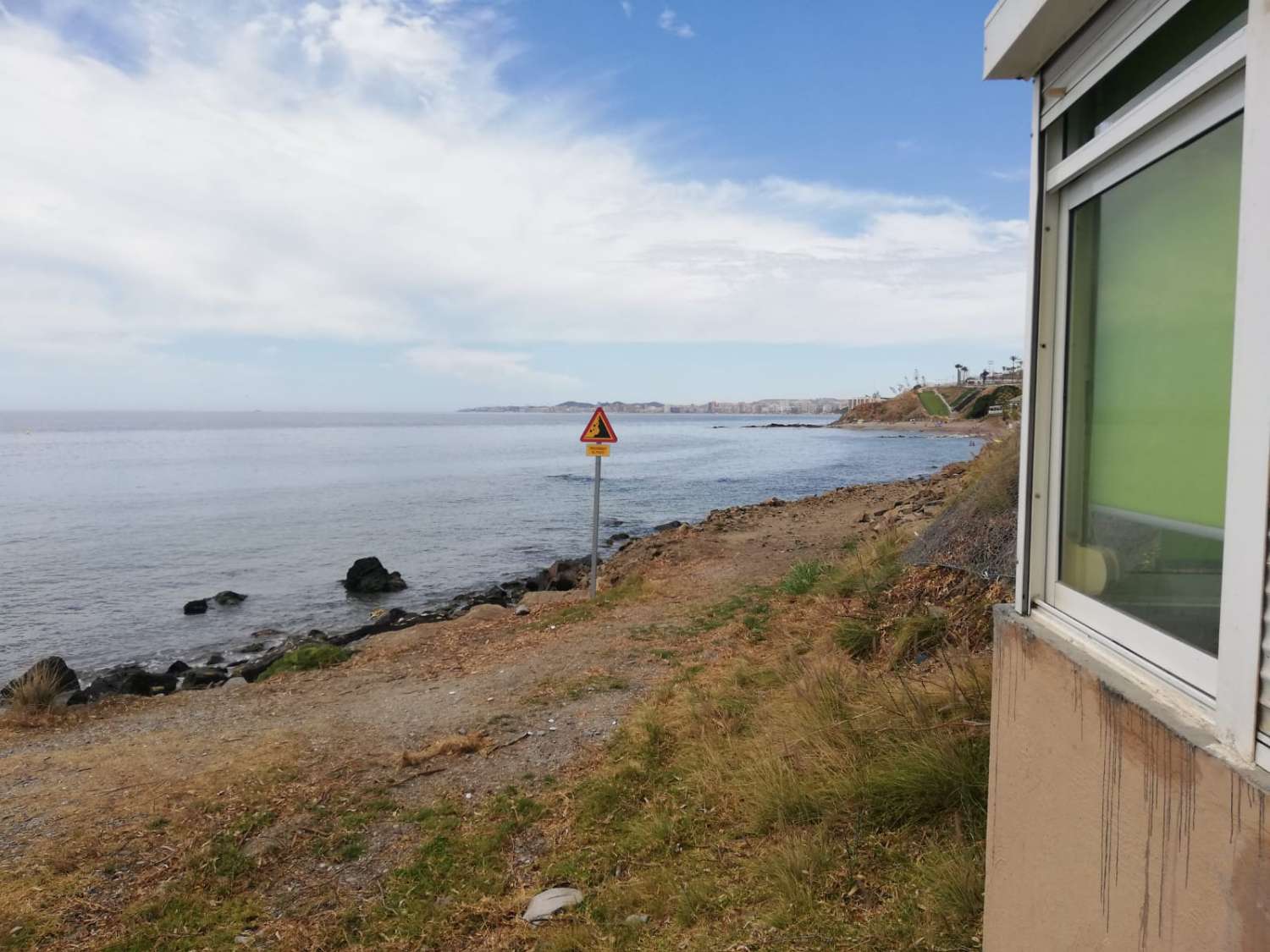 Uthyres MELLANSÄSONG från 2023-11-01 - 2024-06-30 lägenhet på 1:a raden av stranden i Benalmadena